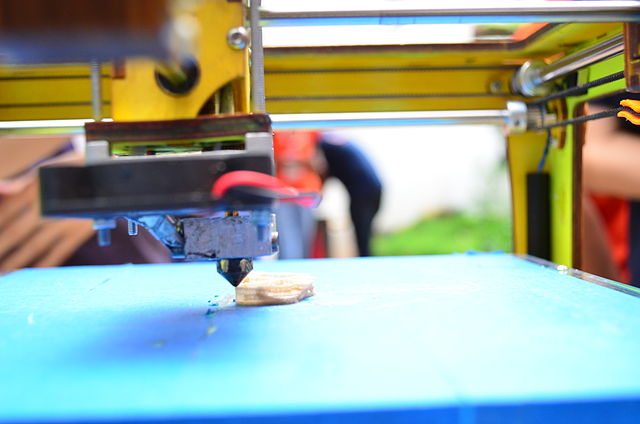 640px-Printing_with_a_3D_printer_at_Makers_Party_Bangalore_2013_12